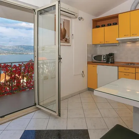 Apartamento Amazing In Arbanija With Kitchen